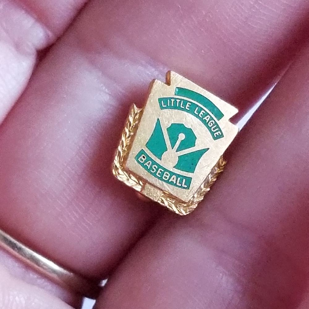 Vintage little league baseball collar stud pin green enamel gold tone - Picture 4 of 7